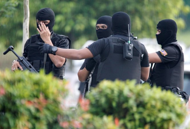 Cảnh sát đặc nhiệm Malaysia được bố trí xung quanh khu vực tòa án - Ảnh: Reuters