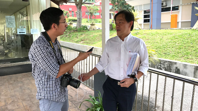Luật sư Teh Poh Teik (phải) trả lời phỏng vấn của phóng viên báo Tuổi Trẻ ngay sau khi ông thăm Đoàn Thị Hương tại nhà tù Kajang, bang Selangor sáng 12-4 - Ảnh: LÊ NAM