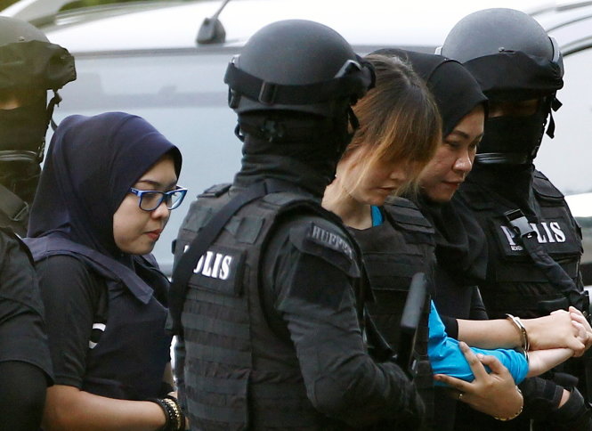 Bị cáo Đoàn Thị Hương (thứ ba từ phải sang) được cảnh sát đặc nhiệm Malaysia dẫn giải đến tòa sáng nay - Ảnh: Reuters