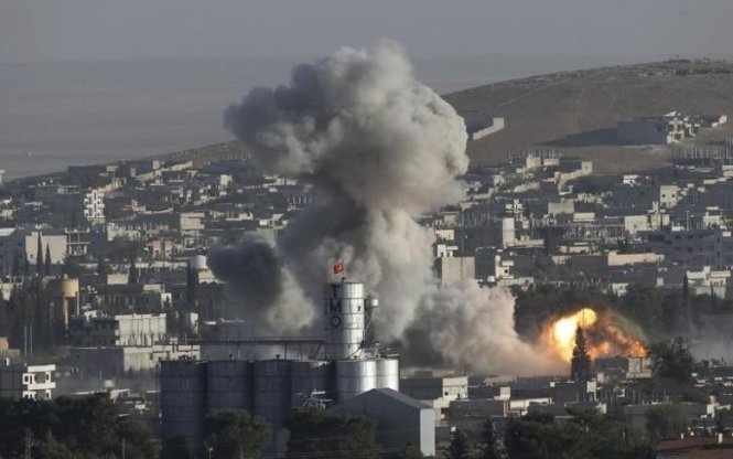 Một cột khói bốc lên sau một vụ không kích của liên quân do Mỹ dẫn đầu tại tỉnh Kobani, Syria năm 2014 - Ảnh: Reuters