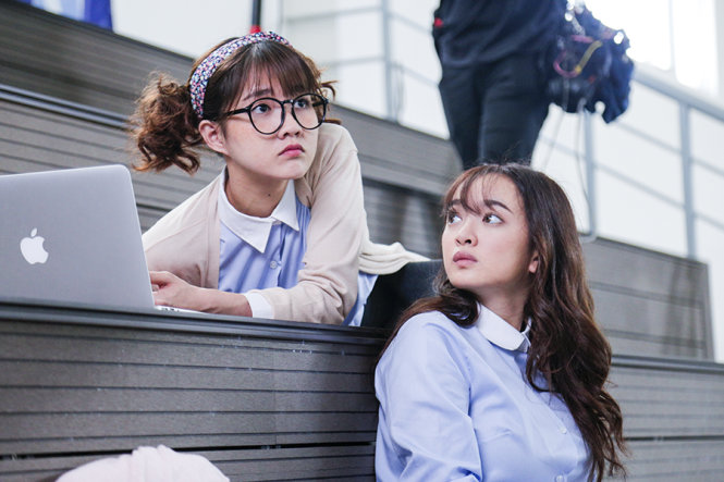 Hai diễn viên tuổi teen Kiều Trinh (trái) và Kaity Nguyễn trong Em chưa 18 - Ảnh: ĐPCC