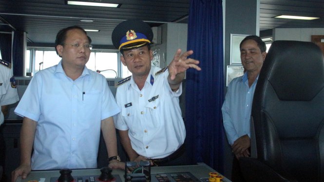 Đại tá Đỗ Hồng Đó - chính ủy Bộ Tư lệnh Cảnh sát biển 3 giới thiệu về Tàu Cảnh sát biển 8001 với  ông Tất Thành Cang - phó bí thư thường trực Thành ủy TP.HCM - Ảnh: M.Phượng