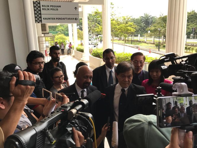 Hai luật sư người Malaysia bảo vệ cho Đoàn Thị Hương trong vòng vây của giới truyền thông sau khi phiên tòa kết thúc - Ảnh: QUỲNH TRUNG