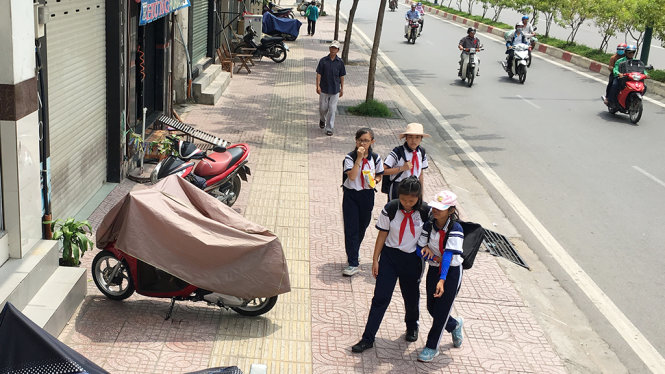 Học sinh đi học dưới trời nắng nóng trên đường Phạm Văn Đồng, quận Gò Vấp - Ảnh Tự Trung