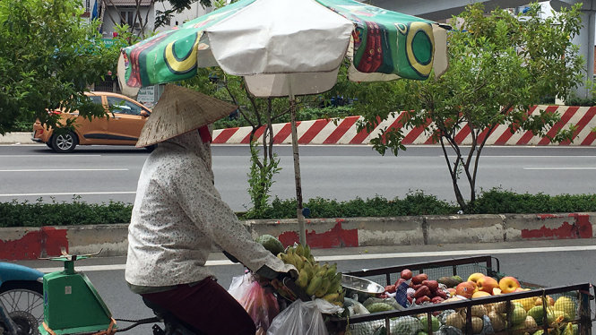 Chị bán hàng rong vất vã trong nắng nóng trên đường Phạm văn Đồng, quận Gò vấp - Ảnh Tự Trung