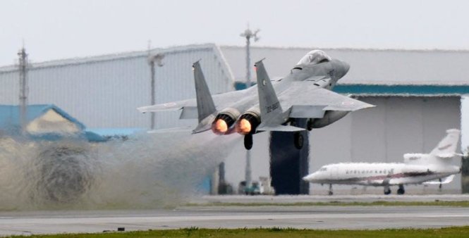 Một máy bay chiến đấu F-15 của Lực lượng Phòng vệ Trên không Nhật cất cánh tại căn cứ quân sự ở Naha, tỉnh Okinawa - Ảnh: Reuters