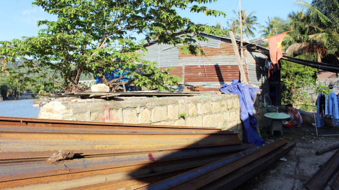 Căn nhà của gia đình ông Nguyễn Hữu Tiên (thôn Ngọc Hội 2, xã Vĩnh Ngọc, TP. Nha Trang) bị sập xuống do sạt sở năm 2015 - Ảnh: T. THỊNH