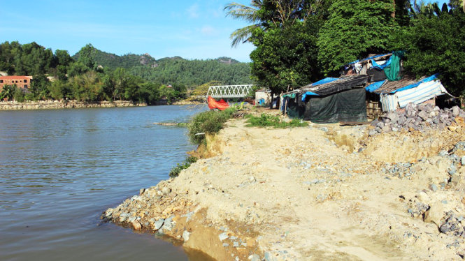 Tình trạng hai bờ sông Cái Nha Trang sạt lở nghiêm trọng ảnh hưởng đến cuộc sống hàng nghìn người dân quanh đây - Ảnh: T.THỊNH