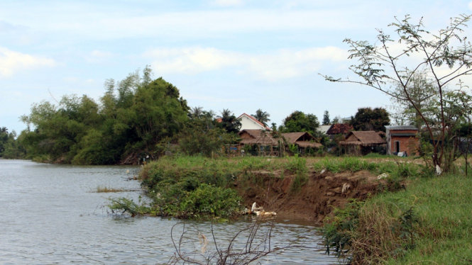 Tình trạng hai bờ sông Cái Nha Trang sạt lở nghiêm trọng ảnh hưởng đến cuộc sống hàng nghìn người dân quanh đây - Ảnh: T.THỊNH