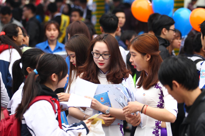Thí sinh tham dự Ngày hội tư vấn tuyển sinh- hướng nghiệp do Báo Tuổi trẻ phối hợp Bộ GD- ĐT tổ chức tại Hà Nội năm 2016 - Ảnh: Nguyễn Khánh