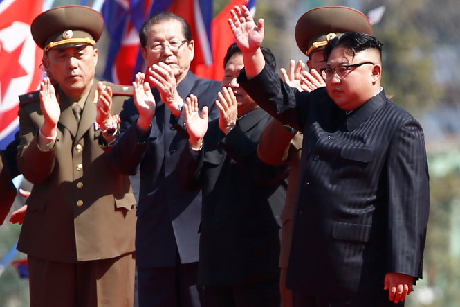 Ông Kim Jong Un (phải) tham dự buổi lễ khánh thành khu phố Ryomyong sáng 13-4 - Ảnh: Reuters