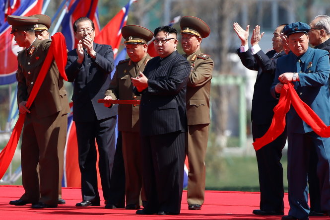 Ông Kim Jong Un - với sự tháp tùng của các quan chức quân sự và chính quyền cấp cao - đã cắt băng khánh thành tại buổi lễ khai trương khu phố Ryomyong ở thủ đô Bình Nhưỡng - Ảnh: Reuters