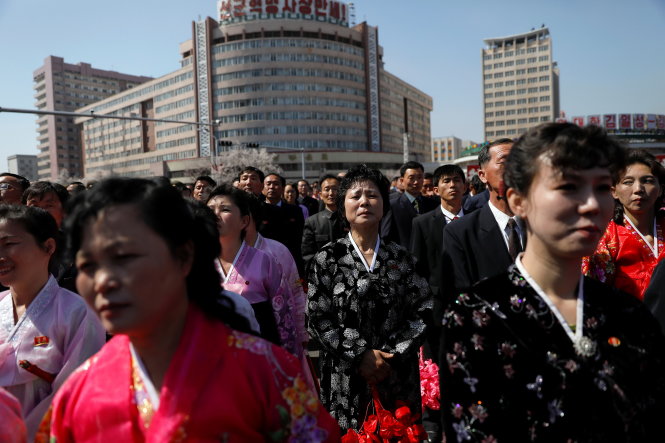Người dân thủ đô Bình Nhưỡng ăn mặc đẹp để đi xem lãnh tụ cắt băng khánh thành khu phố mới vào sáng 13-4 - Ảnh: Reuters