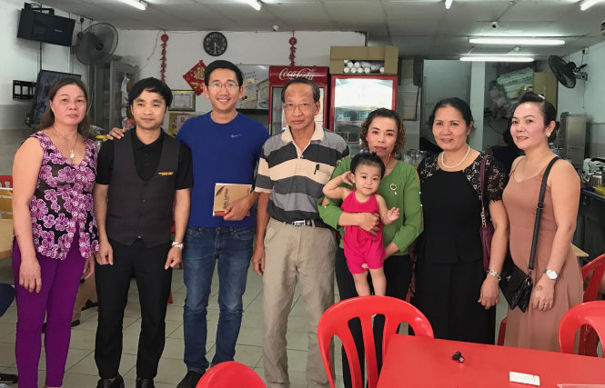 Tác giả bài viết (thứ ba từ trái) chụp ảnh chung với bốn cô dâu Việt tại Malaysia cùng thân nhân - Ảnh CTV