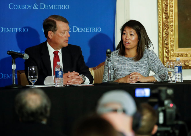 Cô Crystal Dao Pepper, con gái bác sĩ David Dao phát biểu tại cuộc họp báo ở thành phố Chicago, bang Illinois, Mỹ ngày 13-4 - Ảnh: Reuters