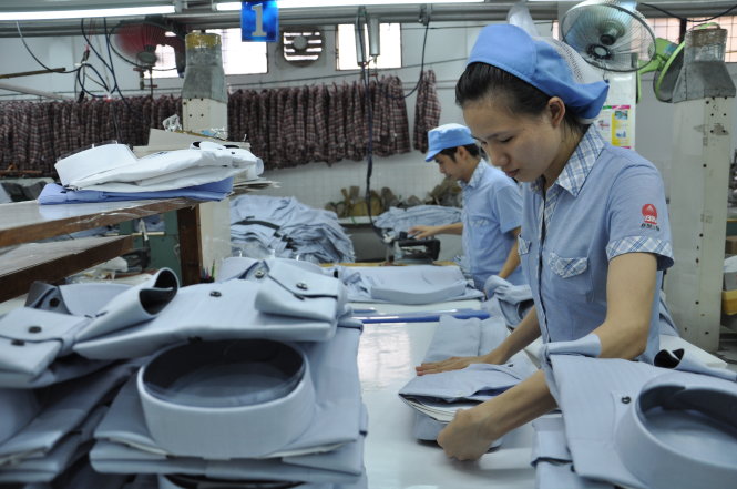 Với tiêu chí của dự luật DNNVV, DN dệt may có 4.000 lao động cũng có thể là DNNVV. Trong ảnh: sản xuất hàng dệt may xuất khẩu tại một DN phía Nam - Ảnh: T.V.N.