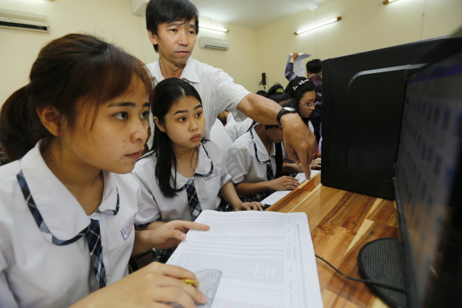 Học sinh lớp 12 Trường THPT Lương Văn Can, Q.8, TP.HCM nhập thông tin đăng ký dự thi THPT quốc gia năm 2017 - Ảnh: N.HÙNG