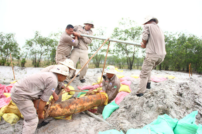 Nhân viên thuộc đội rà phá bom mìn lưu động của dự án Renew xử lý quả bom 227 kg – Ảnh: NGÔ HIỀN