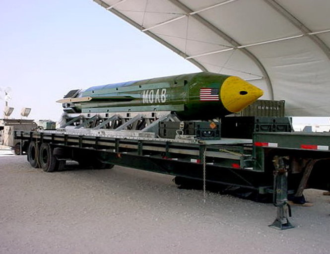 Siêu bom của Mỹ trong một lần được vận chuyển - Ảnh: Reuters