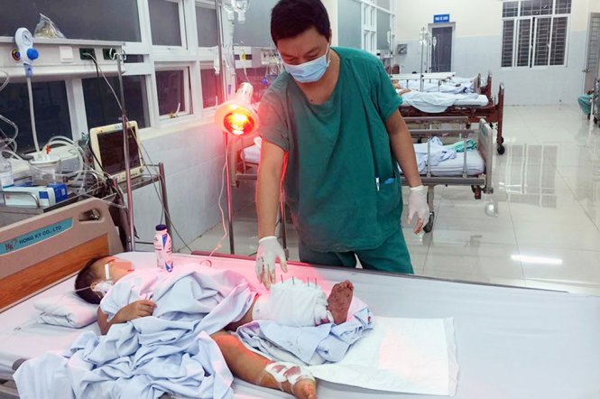 Bé H. sau khi được các bác sĩ Bệnh viện đa khoa khu vực Long Khánh phẫu thuật xong đã qua cơn nguy kịch - Ảnh: CTV