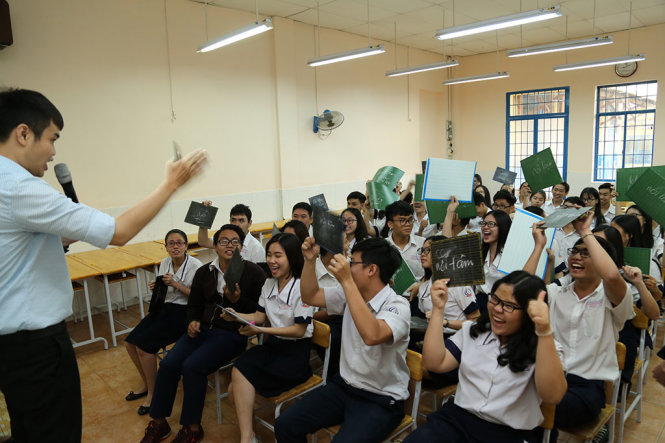 Một tiết học ôn môn văn sôi động của học sinh lớp 12A13 Trường THPT Trần Khai Nguyên (Q.5, TP.HCM) theo phương pháp dạy học phát triển năng lực học sinh - Ảnh: NHƯ HÙNG