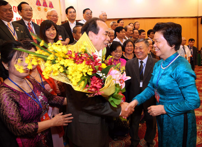 Ông Lương Phan Cừ, tân Chủ tịch Hội (ôm hoa) nhận hoa chúc mừng  - Ảnh: ĐẶNG DŨNG