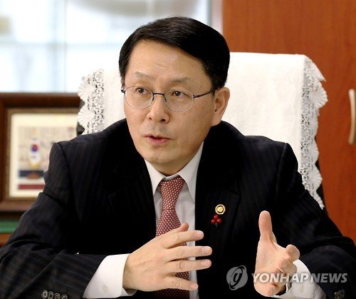 Người đứng đầu Cục Hải quan Hàn Quốc Chun Hong Uk trong một cuộc phỏng vấn hồi tháng 1-2017 với hãng Yonhap - Ảnh: Yonhap