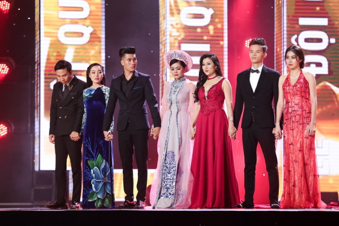 Bảy thí sinh lắng nghe nhận xét và lựa chọn của HLV Quang Lê.