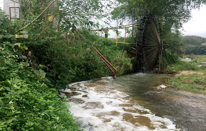 Nước thải ra sông Âm, cạnh Công ty Tuấn Vinh ở cụm công nghiệp Bãi Bùi, xã Quang Hiến có dấu hiệu bị ô nhiễm nặng - Ảnh do đoàn kiểm tra cung cấp.