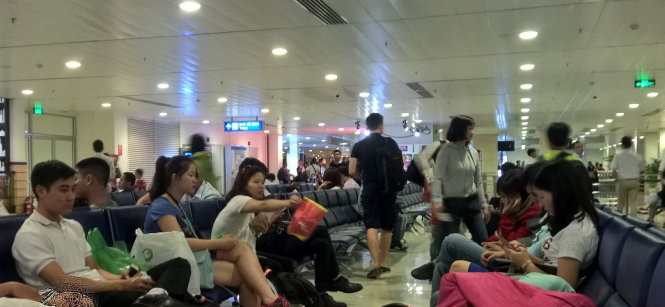 Hành khách đang đối diện khả năng hết vé tại một số tuyến bay trong nước dịp 30-4, 1-5 tại một số khung giờ. Trong ảnh: Khách hàng chờ đợi để lên máy bay tại Tân Sơn Nhất. Ảnh: Thanh Hương