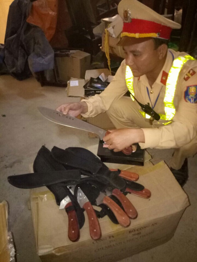 Số vũ khí thô sơ, công cụ hỗ trợ vận chuyển trái phép mà CSGT Thanh Hóa vừa bắt giữ - Ảnh do CSGT Thanh Hóa cung cấp.