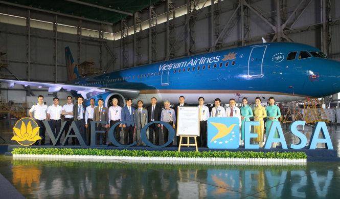 Lãnh đạo Bộ Giao thông vận tải, Cục Hàng không và Vietnam Airlines, Vaeco tại lễ đón nhận chứng chỉ bảo dưỡng máy bay EASA-145 - Ảnh: TUẤN PHÙNG