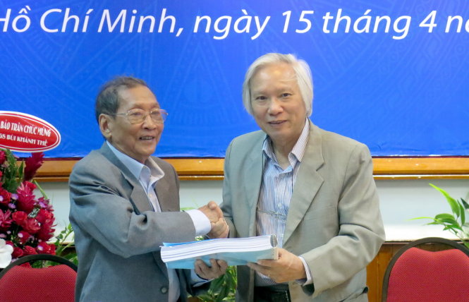 GS. TS Bùi Khánh Thế (trái) trao tặng tượng trưng khối di sản tài liệu cho Trung tâm Di sản các nhà khoa học Việt Nam - Ảnh: L.Điền