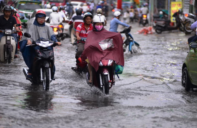 Sau cơn mưa trái mùa vào chiều 2-4, đường Lê Văn Việt (Q.9, TP.HCM) đã ngập nước - Ảnh: Lê Phan