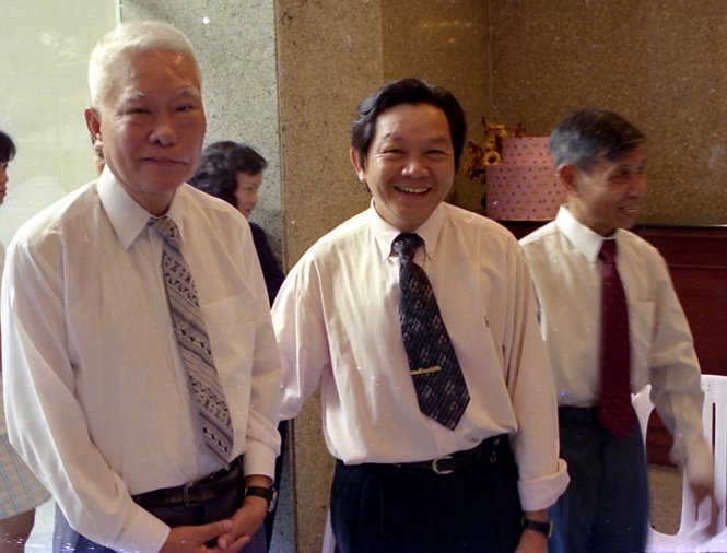 Ông Trần Bạch Đằng và anh Lê Văn Nuôi Ảnh tư liệu chụp năm 1994