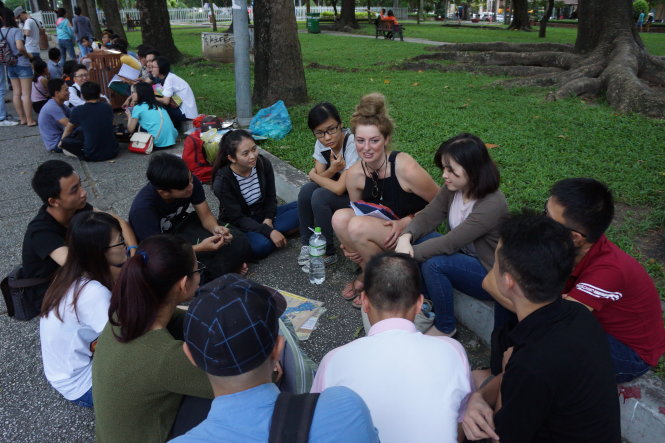 Du khách nước ngoài vui vẻ nói tiếng Anh với các bạn trẻ tại công viên 23-9 (Q.1, TP.HCM) - Ảnh: N.C.T.