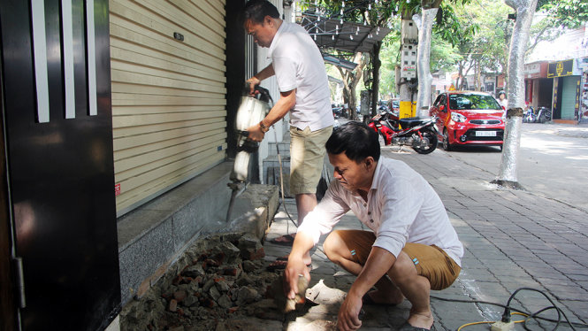 Gia đình ông Nguyễn Thế Bá trên đường Ngư Hải, TP Vinh tự tháo dỡ bậc tam cấp - Ảnh: DOÃN HÒA