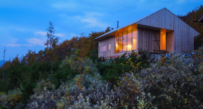 Vẻ đẹp lãng mạn của ngôi nhà gỗ trên ngọn đồi đầy cỏ hoa ở Na Uy - Ảnh: inhabitat