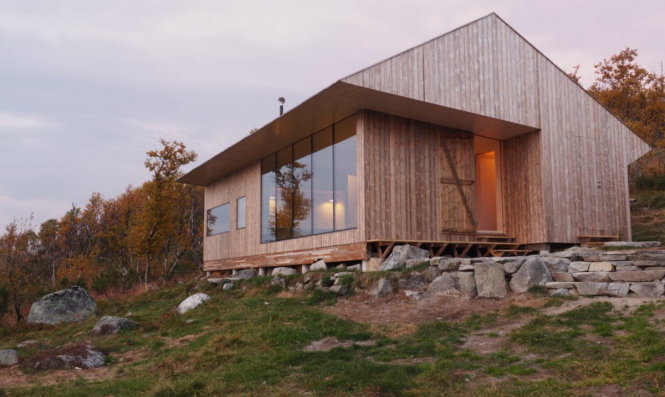 Ngôi nhà gỗ đẹp lãng mạn trên đồi cỏ hoa - Tuổi Trẻ Online
