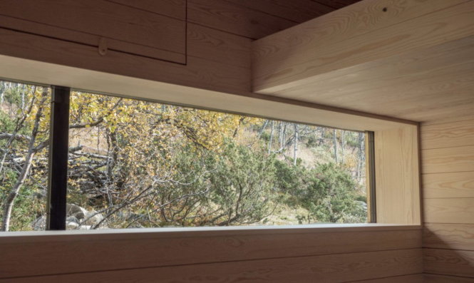 Cửa sổ bằng kính cỡ lớn không chỉ giúp cách nhiệt mà còn lấy ánh sáng tự nhiên cho ngôi nhà - Ảnh: inhabitat