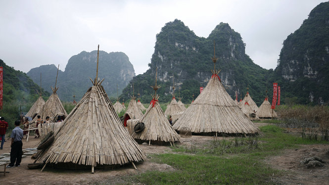 Những túp lều được phục dựng lại theo nguyên mẫu của nhà làm phim cung cấp cho ban quản lý - Ảnh: NAM TRẦN