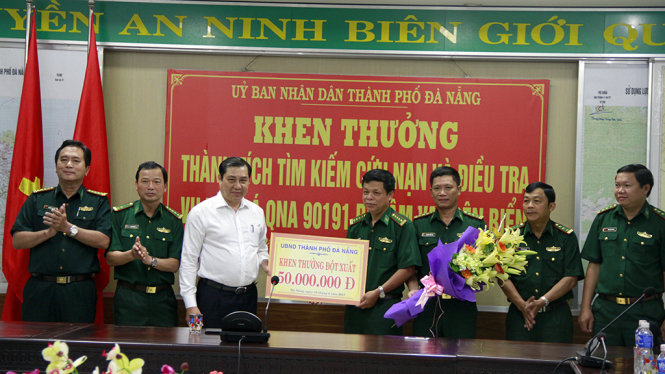 Chủ tịch UBND TP Đà Nẵng Huỳnh Đức Thơ thưởng nóng Bộ đội biên phòng Đà Nẵng - Ảnh: Đoàn Cường