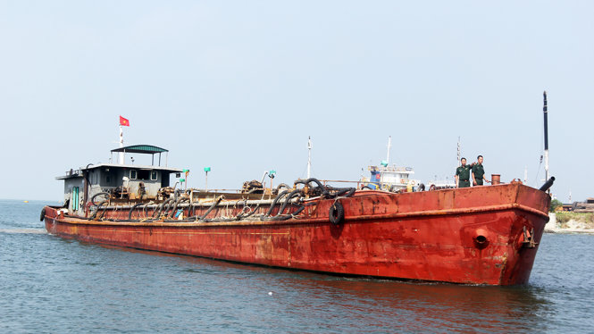 Tàu sắt đâm chìm tàu cá được Bộ đội biên phòng Đà Nẵng di lý về Đà Nẵng để phục vụ công tác điều tra - Ảnh: Đoàn Cường