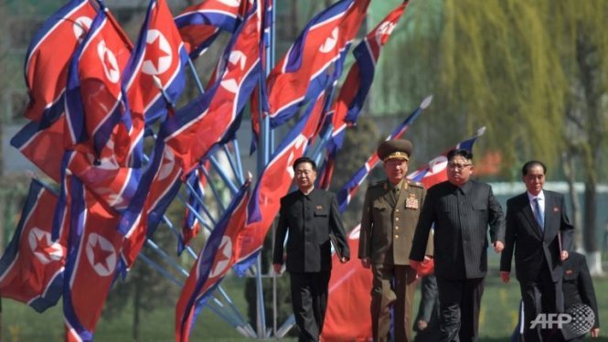 Lãnh đạo Kim Jong Un (thứ hai từ phải sang) tuyên bố quân đội của ông sẵn sàng cho cuộc chiến với Mỹ - Ảnh: AFP
