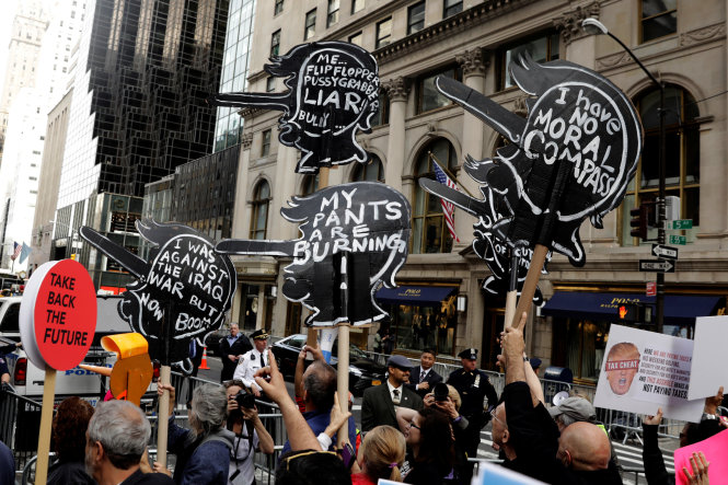 Người biểu tình chỉ trích tổng thống Mỹ không công khai thuế như đã hứa - Ảnh: Reuters