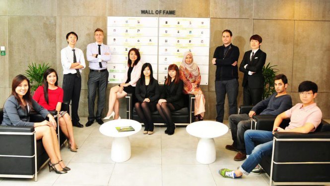 Nguyễn Thị Thanh (thứ năm từ trái sang) và đồng nghiệp tại Công ty Datacom Malaysia - Ảnh: NVCC