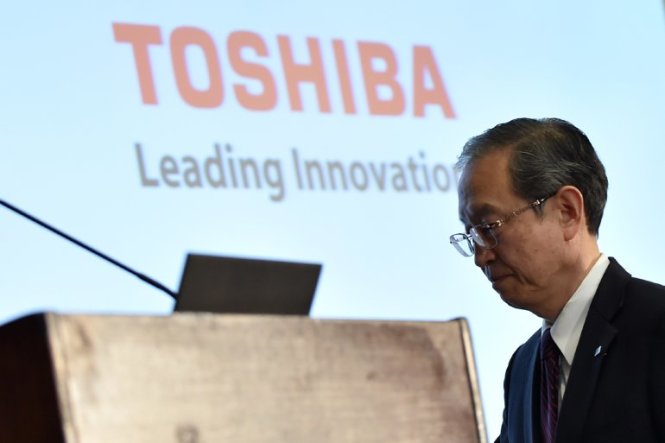 Chủ tịch tập đoàn Toshiba, ông Satoshi Tsunakawa, dự phiên họp báo tại Tokyo ngày 14-3-2017 - Ảnh: CNN