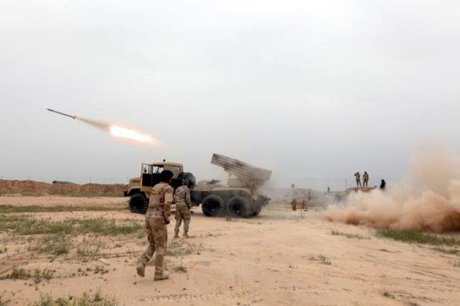 Quân đội Iraq bắn pháo phản lực phóng loạt vào các vị trí của IS ở Mosul tháng 3-2016 - Ảnh: Reuters