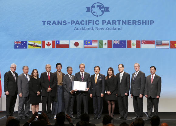 Bộ trưởng các nước thành viên TPP sau khi ký thông qua hiệp định này tại New Zealand năm ngoái - Ảnh: AP