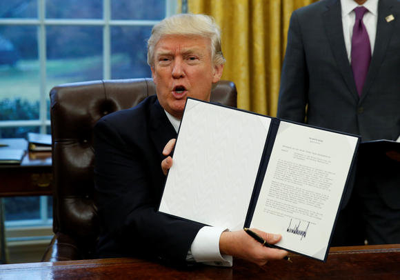 Ông Trump ký sắc lệnh rút Mỹ khỏi TTP ngày 23-1-2017 - Ảnh: Reuters